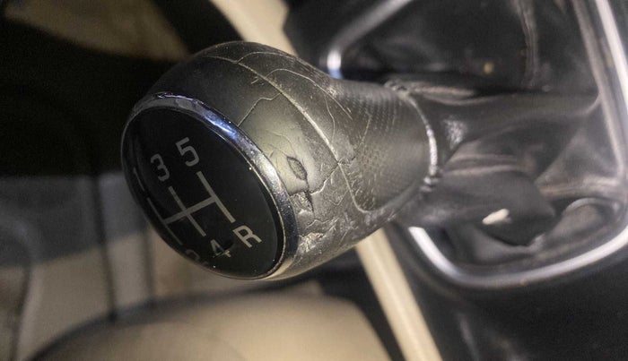 2016 Maruti Ciaz ZXI+, Petrol, Manual, 72,338 km, Gear lever - Knob cover torn