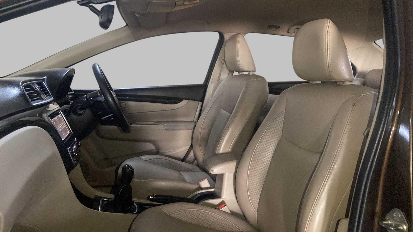 2016 Maruti Ciaz ZXI+, Petrol, Manual, 72,338 km, Right Side Front Door Cabin