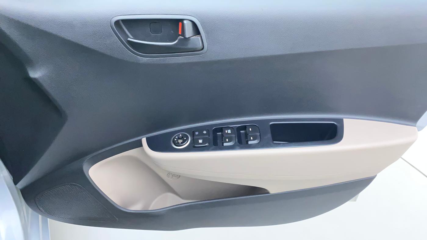 2018 Hyundai Grand i10 MAGNA AT 1.2 KAPPA VTVT, Petrol, Automatic, 18,087 km, Driver Side Door Panels Control