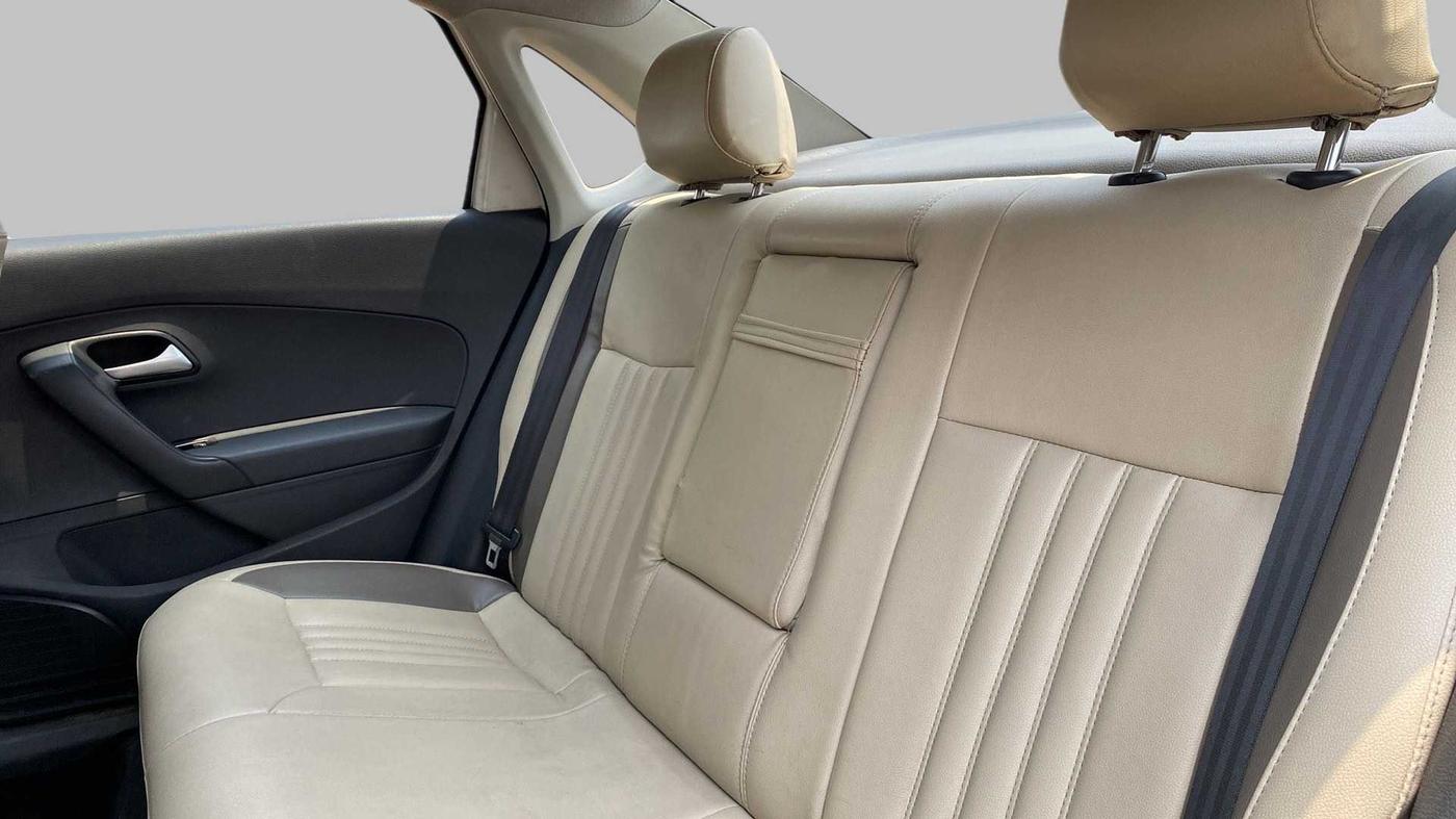2015 Volkswagen Vento COMFORTLINE 1.2 TSI AT, Petrol, Automatic, 51,974 km, Right Side Rear Door Cabin