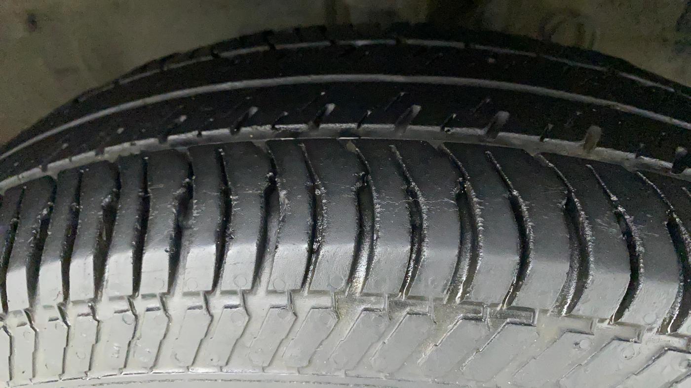 2016 Maruti Swift Dzire VXI (O), Petrol, Manual, 61,308 km, Right Front Tyre Tread