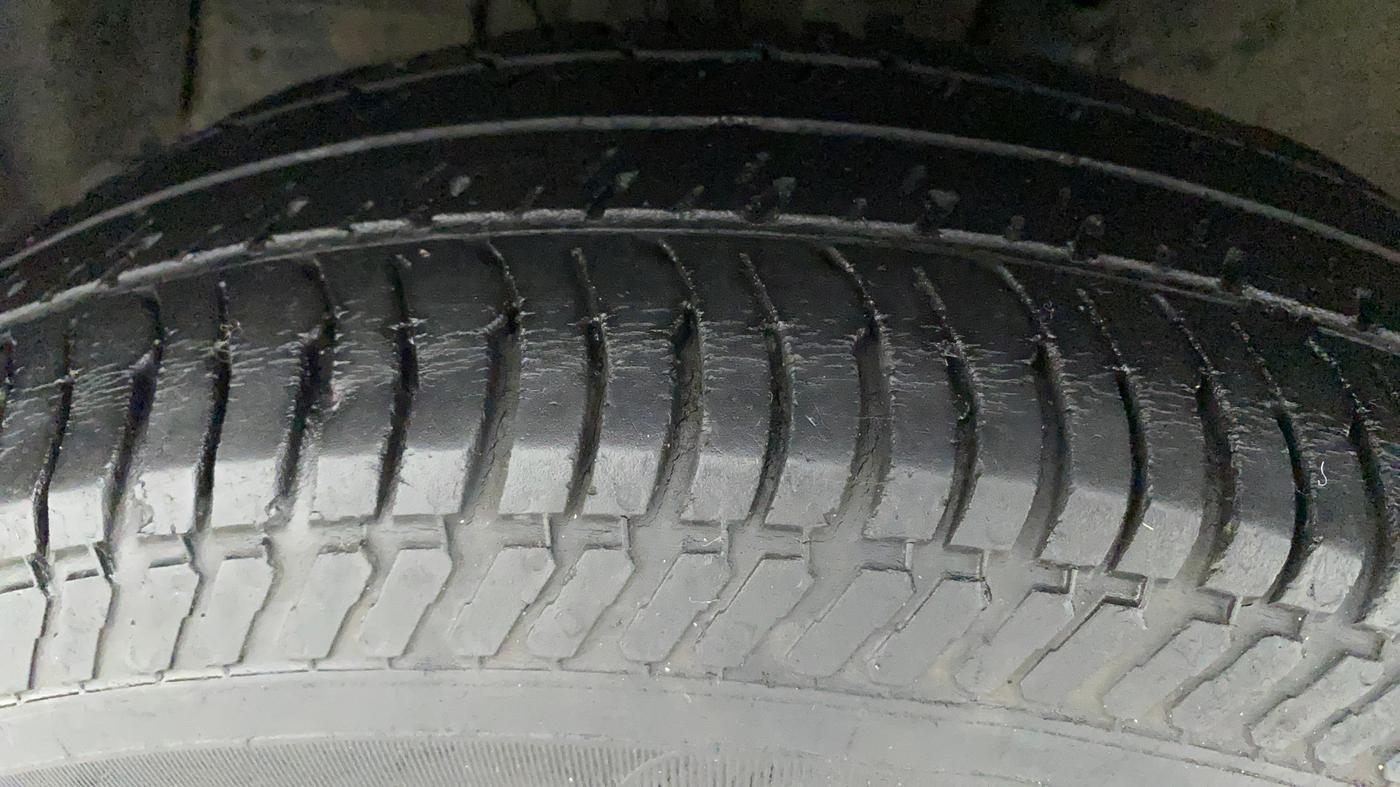 2016 Maruti Swift Dzire VXI (O), Petrol, Manual, 61,308 km, Left Front Tyre Tread