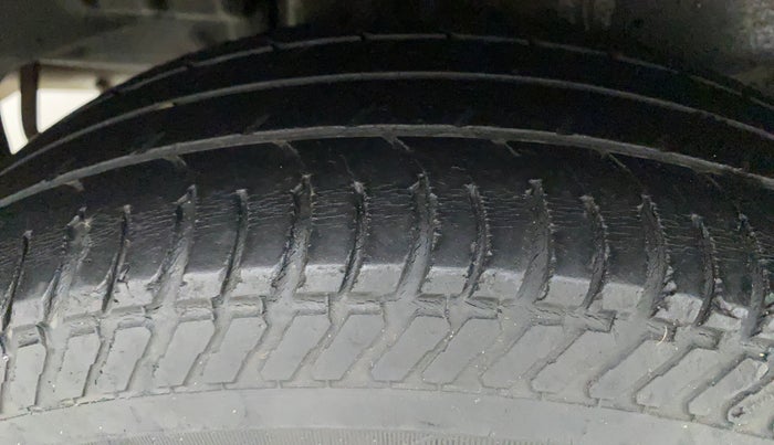2016 Maruti Swift Dzire VXI (O), Petrol, Manual, 61,308 km, Right Rear Tyre Tread