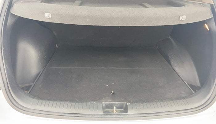 2017 Hyundai Creta SX PLUS 1.6 PETROL, Petrol, Manual, 70,478 km, Boot Inside