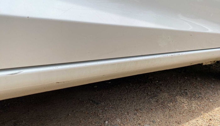 2016 Honda Amaze 1.2L I-VTEC VX, Petrol, Manual, 1,20,447 km, Right running board - Minor scratches