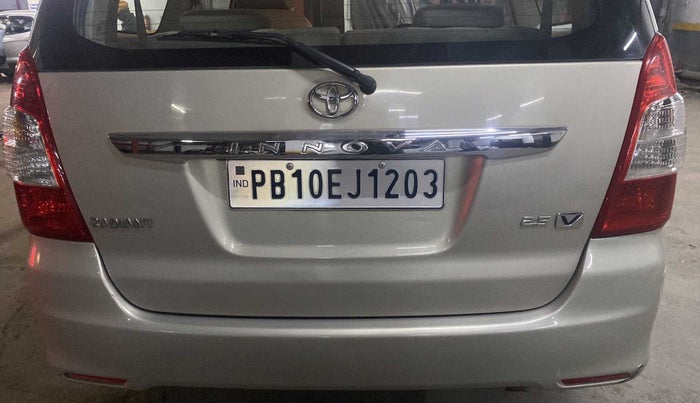 2013 Toyota Innova 2.5 VX 7 STR, Diesel, Manual, 67,912 km, Dicky (Boot door) - Minor scratches