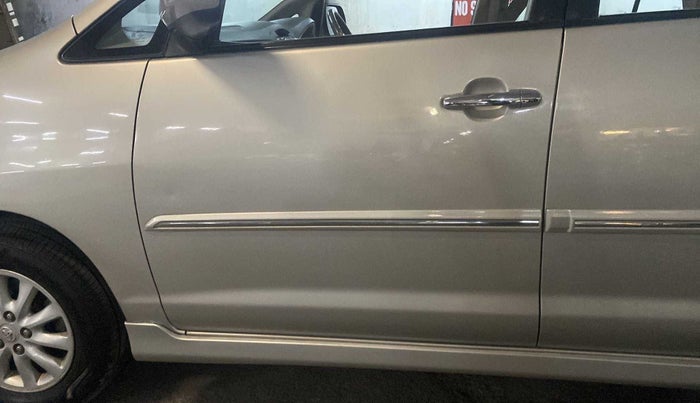 2013 Toyota Innova 2.5 VX 7 STR, Diesel, Manual, 67,912 km, Front passenger door - Minor scratches