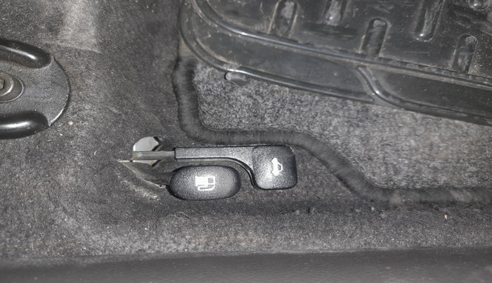 2011 Hyundai Verna FLUIDIC 1.6 VTVT SX, Petrol, Manual, 48,242 km, Lock system - Boot door not opening through lever