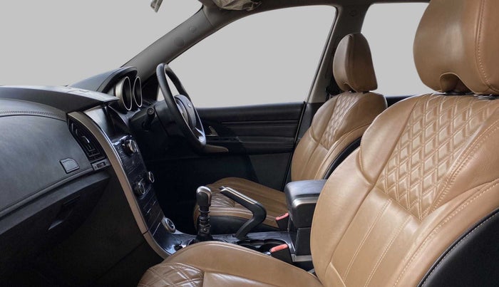 2019 Mahindra XUV500 W11(O), Diesel, Manual, 54,883 km, Right Side Front Door Cabin