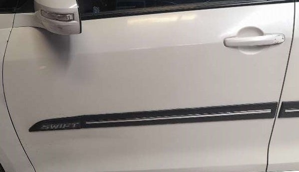 2017 Maruti Swift VDI, Diesel, Manual, 75,765 km, Front passenger door - Slightly dented