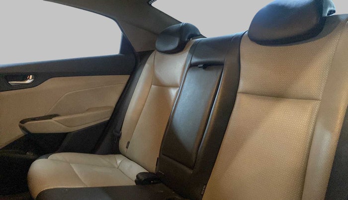 2017 Hyundai Verna 1.6 SX (O) CRDI MT, Diesel, Manual, 98,990 km, Right Side Rear Door Cabin
