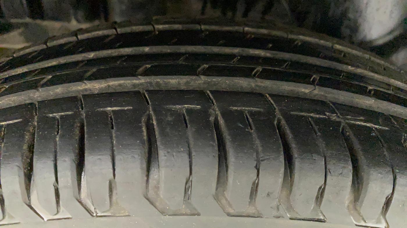 2013 Maruti Swift Dzire VXI, Petrol, Manual, 80,318 km, Right Rear Tyre Tread