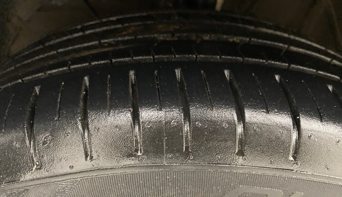 2019 Toyota Glanza G MT PETROL, Petrol, Manual, 19,546 km, Left Front Tyre Tread