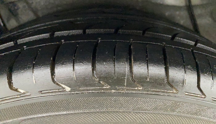 2014 Hyundai Verna FLUIDIC 1.6 VTVT SX AT, CNG, Automatic, 62,883 km, Right Rear Tyre Tread