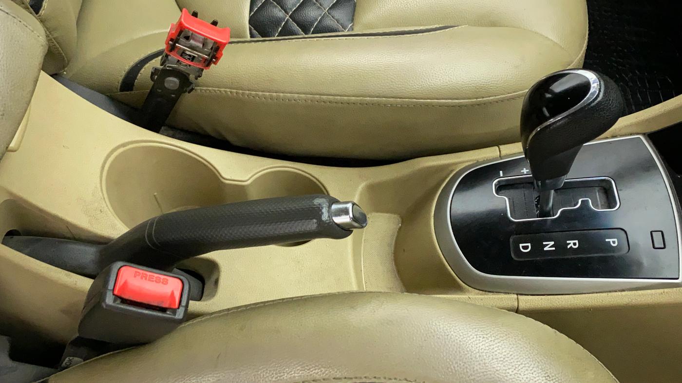 2014 Hyundai Verna FLUIDIC 1.6 VTVT SX AT, CNG, Automatic, 62,883 km, Gear Lever
