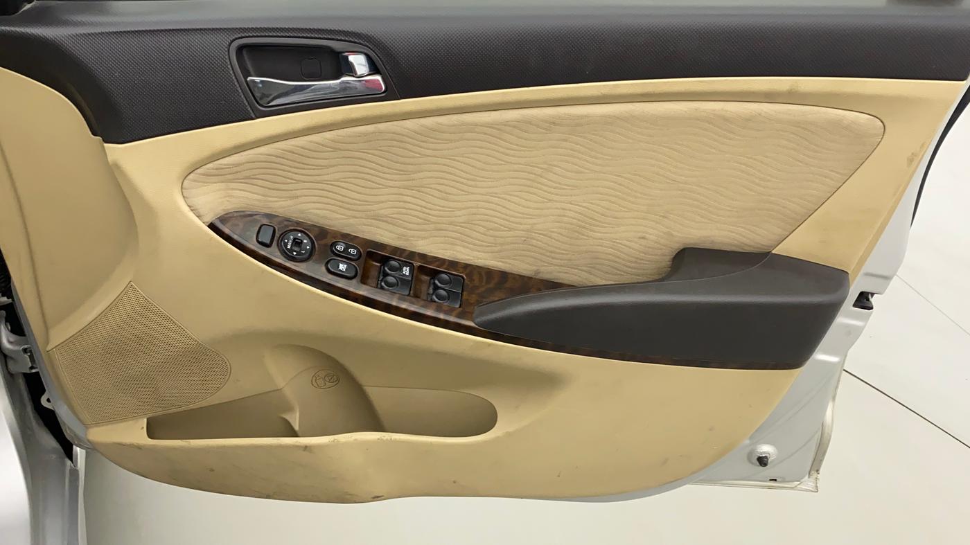2014 Hyundai Verna FLUIDIC 1.6 VTVT SX AT, CNG, Automatic, 62,883 km, Driver Side Door Panels Control