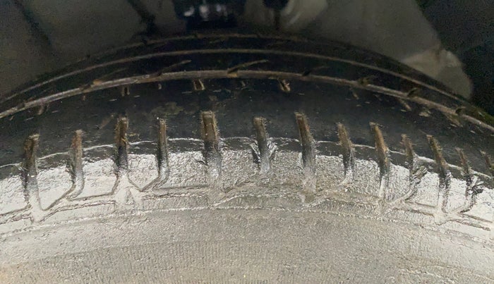 2014 Hyundai Verna FLUIDIC 1.6 VTVT SX AT, CNG, Automatic, 62,883 km, Right Front Tyre Tread