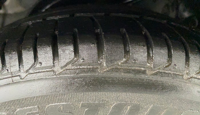 2014 Hyundai Verna FLUIDIC 1.6 VTVT SX AT, CNG, Automatic, 62,883 km, Left Rear Tyre Tread