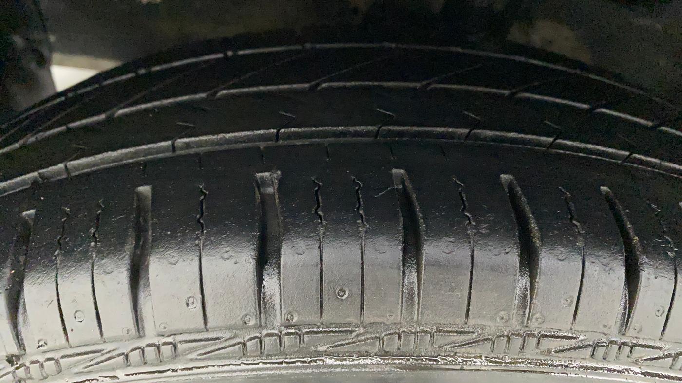 2011 Maruti Swift LXI, Petrol, Manual, 74,040 km, Left Front Tyre Tread