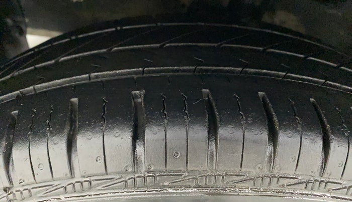 2011 Maruti Swift LXI, Petrol, Manual, 74,040 km, Left Front Tyre Tread