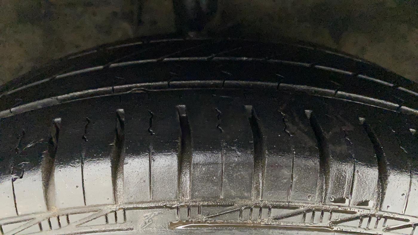 2011 Maruti Swift LXI, Petrol, Manual, 74,040 km, Right Front Tyre Tread