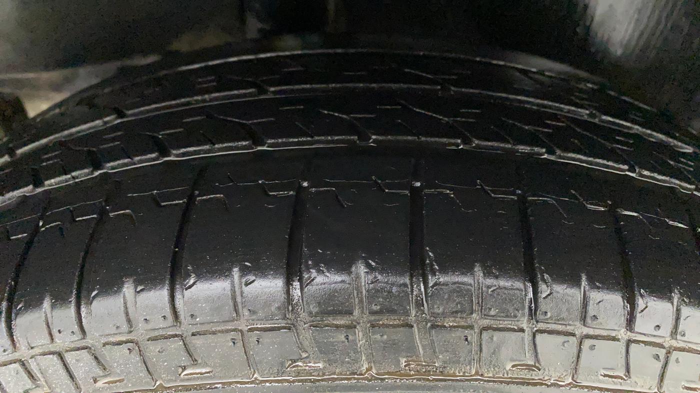2011 Maruti Swift LXI, Petrol, Manual, 74,040 km, Right Rear Tyre Tread