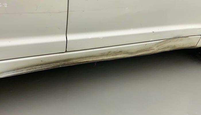 2011 Maruti Swift LXI, Petrol, Manual, 74,040 km, Right running board - Slightly dented