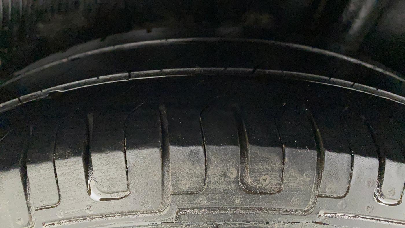 2011 Maruti Swift LXI, Petrol, Manual, 74,040 km, Left Rear Tyre Tread