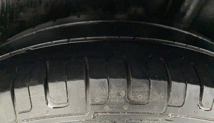 2011 Maruti Swift LXI, Petrol, Manual, 74,040 km, Left Rear Tyre Tread
