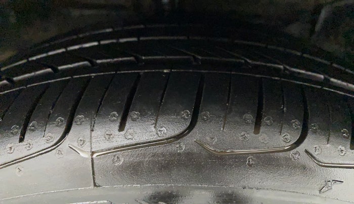 2018 Maruti Ciaz ALPHA 1.5 SHVS PETROL, Petrol, Manual, 1,23,897 km, Right Front Tyre Tread