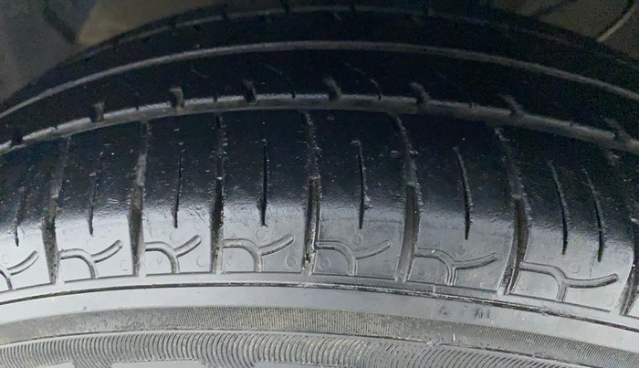 2018 Hyundai NEW SANTRO MAGNA, Petrol, Manual, 65,750 km, Left Front Tyre Tread