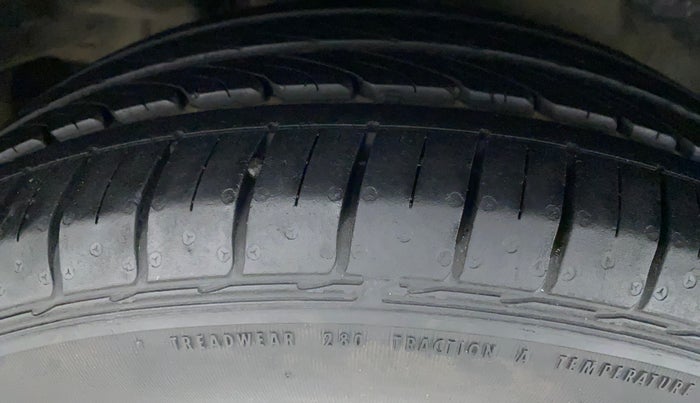 2018 Maruti Ciaz DELTA 1.5 SHVS MT PETROL, Petrol, Manual, 24,316 km, Right Rear Tyre Tread