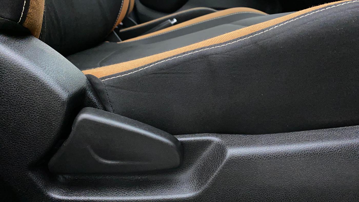 2019 Renault Kwid CLIMBER 1.0 AMT (O), Petrol, Automatic, 25,881 km, Driver Side Adjustment Panel