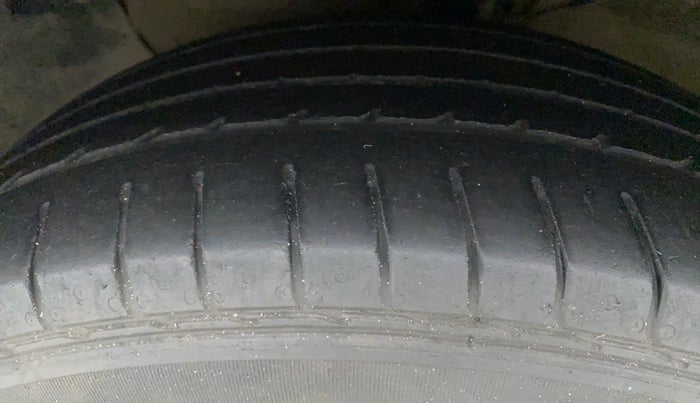2018 Hyundai Creta SX 1.6 PETROL, Petrol, Manual, 1,06,506 km, Left Front Tyre Tread
