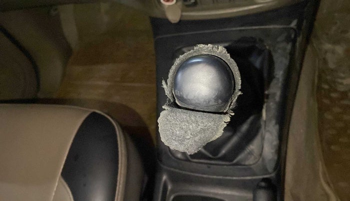2015 Toyota Innova 2.5 VX 7 STR, Diesel, Manual, 1,04,654 km, Gear lever - Knob cover torn