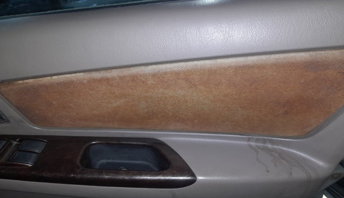 2015 Toyota Innova 2.5 VX 7 STR, Diesel, Manual, 1,04,654 km, Driver-side door - Trim has minor damage