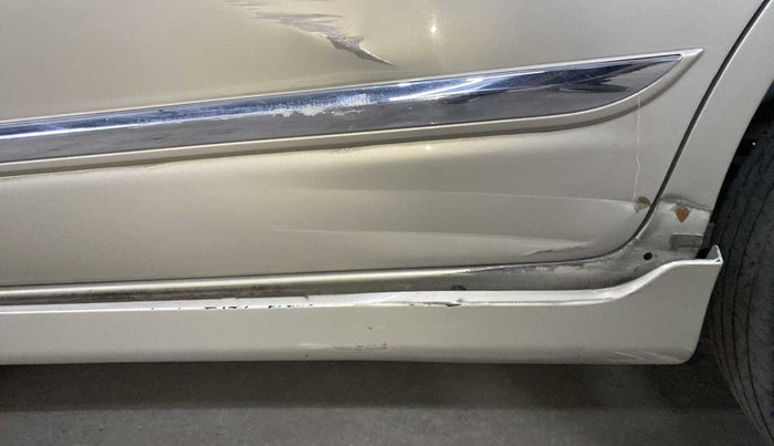 2015 Toyota Innova 2.5 VX 7 STR, Diesel, Manual, 1,04,654 km, Left running board - Minor scratches