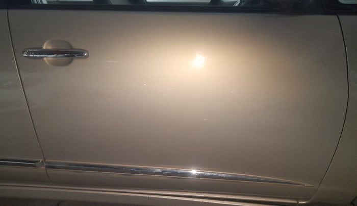 2015 Toyota Innova 2.5 VX 7 STR, Diesel, Manual, 1,04,654 km, Driver-side door - Slightly dented
