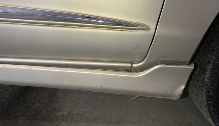 2015 Toyota Innova 2.5 VX 7 STR, Diesel, Manual, 1,04,654 km, Right running board - Cladding has minor damage