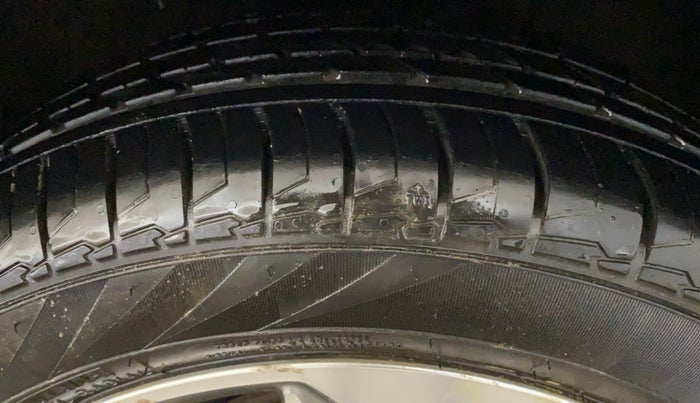 2018 Hyundai Verna 1.6 VTVT SX, Petrol, Manual, 74,702 km, Right Front Tyre Tread