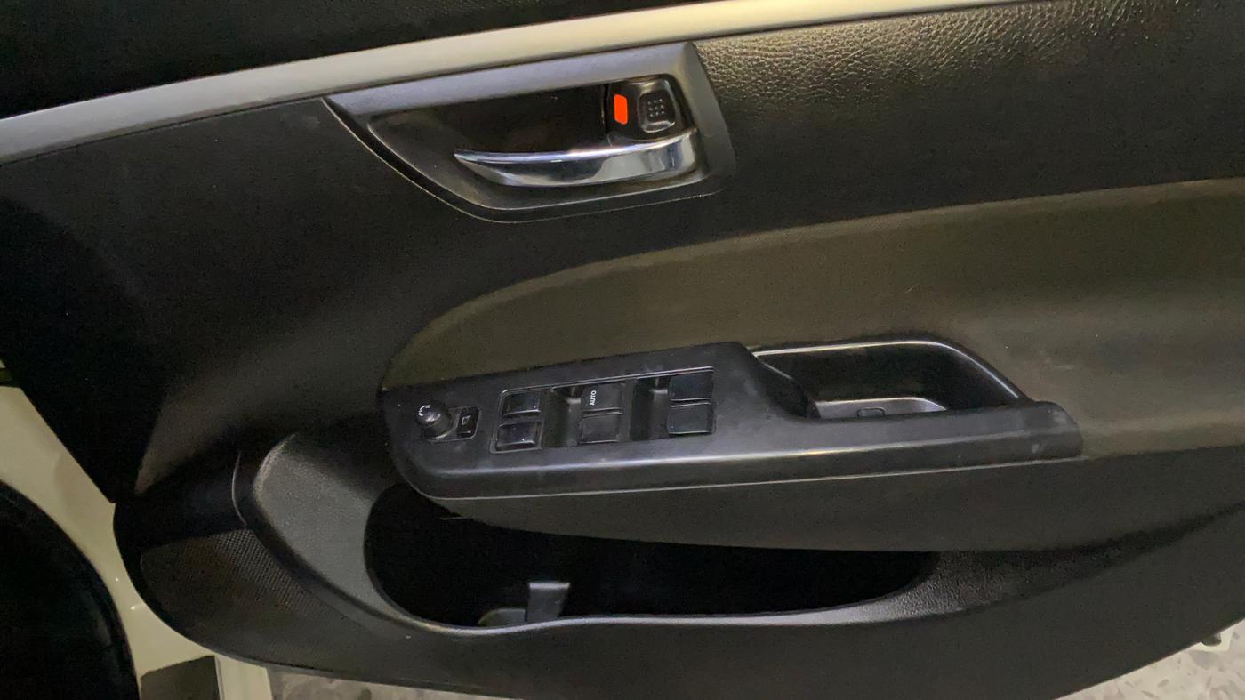 2014 Maruti Swift VXI, Petrol, Manual, 82,636 km, Driver Side Door Panels Control