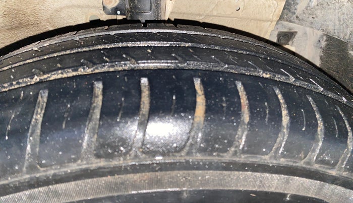 2014 Maruti Swift VXI, Petrol, Manual, 82,636 km, Right Front Tyre Tread