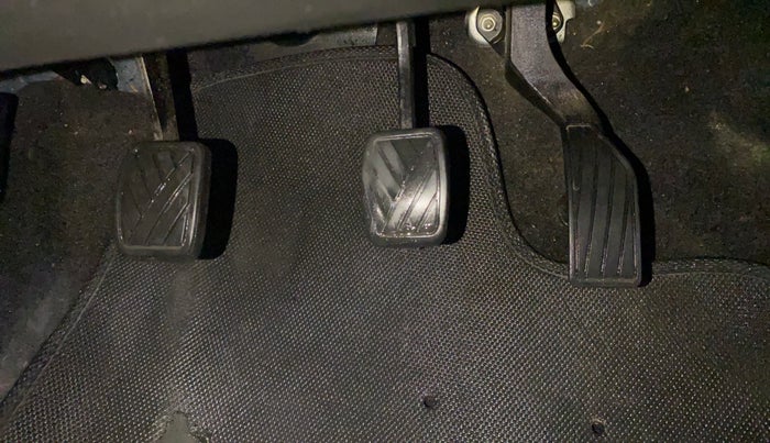 2014 Maruti Swift VXI, Petrol, Manual, 82,636 km, Pedals