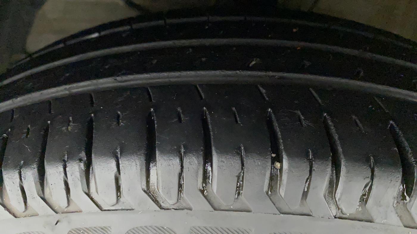 2020 Maruti Swift VXI, Petrol, Manual, 23,475 km, Left Front Tyre Tread