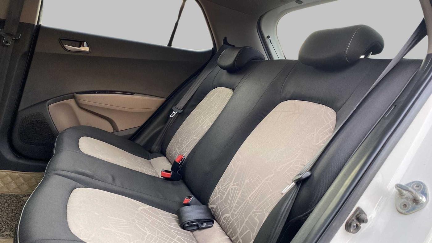 2016 Hyundai Grand i10 ASTA (O) AT 1.2 KAPPA VTVT, Petrol, Automatic, 68,678 km, Right Side Rear Door Cabin