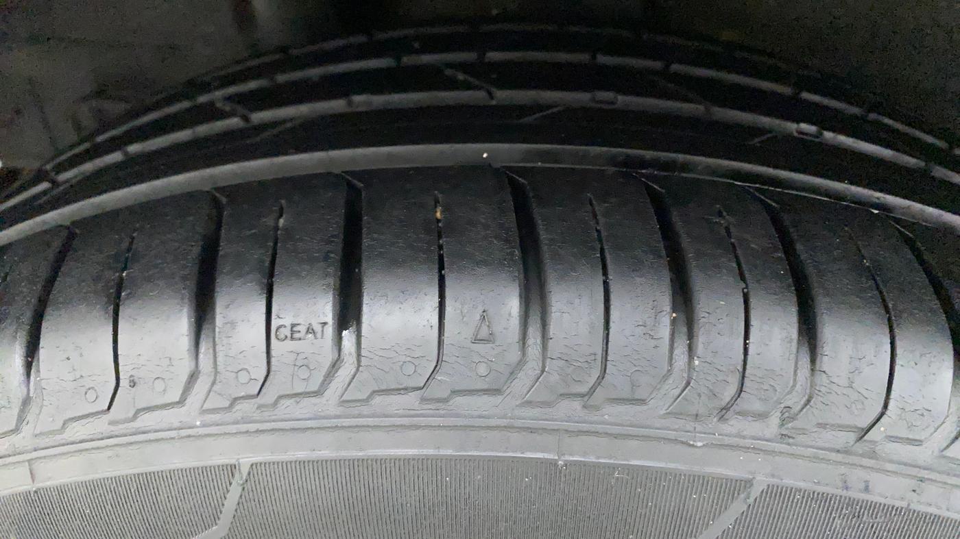 2020 Hyundai VENUE SX PLUS 1.0 TURBO DCT, Petrol, Automatic, 28,451 km, Right Rear Tyre Tread