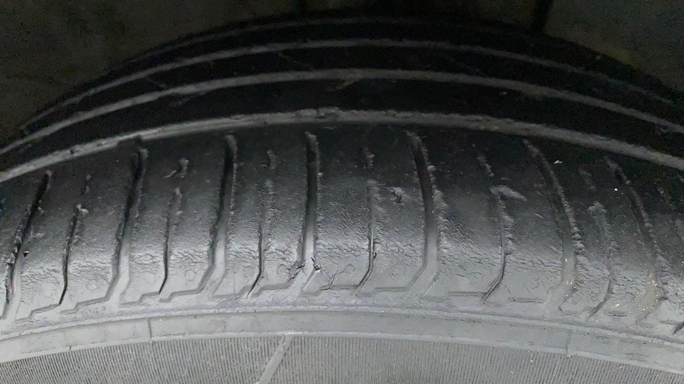 2020 Hyundai VENUE SX PLUS 1.0 TURBO DCT, Petrol, Automatic, 28,451 km, Right Front Tyre Tread