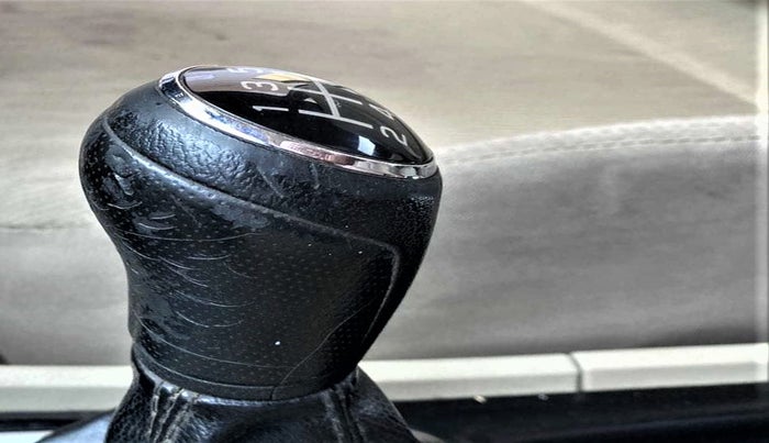 2016 Maruti Ciaz VXI+, Petrol, Manual, 1,05,374 km, Gear lever - Knob cover torn