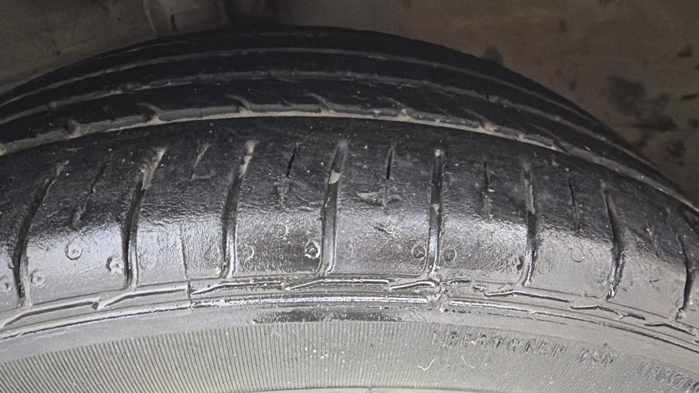 2021 Maruti Ciaz ALPHA  AT 1.5 SHVS PETROL, Petrol, Automatic, 44,856 km, Left Front Tyre Tread