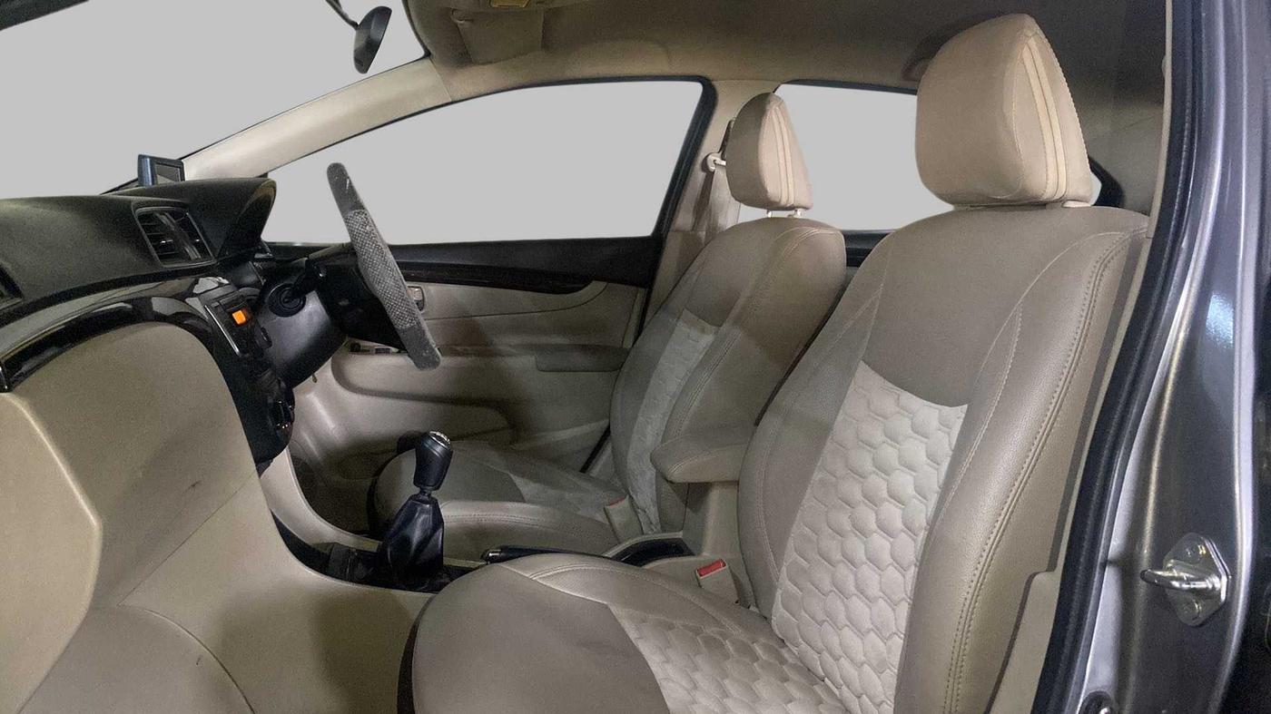 2015 Maruti Ciaz VXI, Petrol, Manual, 36,047 km, Right Side Front Door Cabin